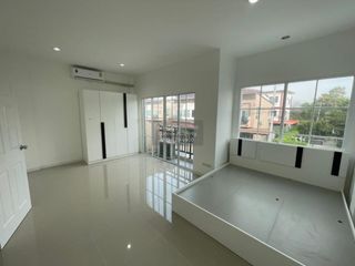 出售 4 卧室 联排别墅 在 Khlong Luang, Pathum Thani