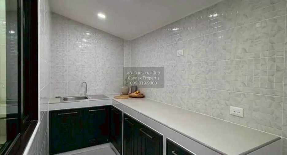 Casa adosada en venta de 2 habitaciones en Bang Kapi, Bangkok
