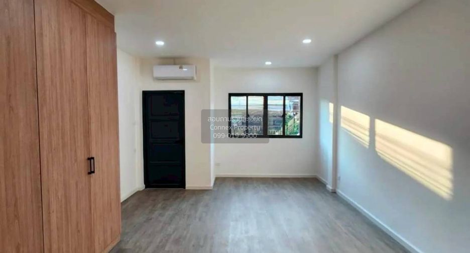 Casa adosada en venta de 2 habitaciones en Bang Kapi, Bangkok