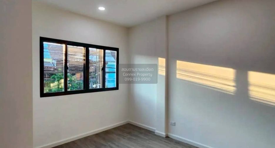Casa adosada en venta de 2 habitaciones en Bang Kapi, Bangkok