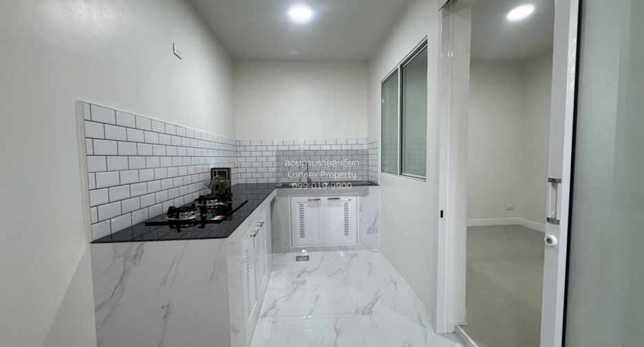 For sale 3 bedrooms townhouse in Bang Khun Thian, Bangkok