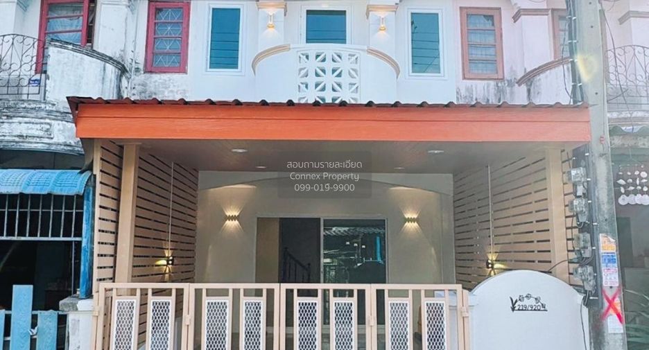 À vendre 3 chambres maison de ville à Krathum Baen, Samut Sakhon