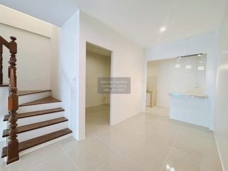 À vendre 3 chambres maison de ville à Krathum Baen, Samut Sakhon