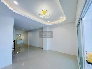 À vendre 3 chambres maison de ville à Krathum Baen, Samut Sakhon
