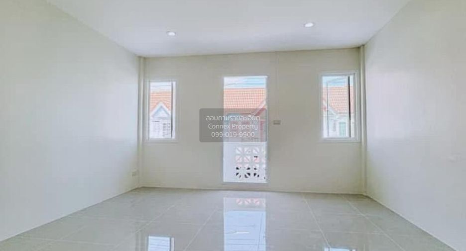 À vendre 3 chambres maison de ville à Krathum Baen, Samut Sakhon