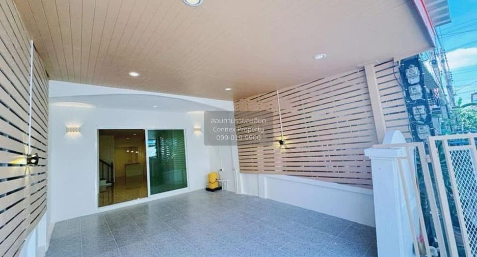 À vendre 3 chambres maison de ville à Krathum Baen, Samut Sakhon