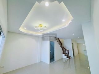 À vendre 3 chambres maison de ville à Krathum Baen, Samut Sakhon