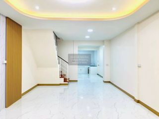 Casa adosada en venta de 3 habitaciones en Bang Kapi, Bangkok