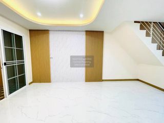 Casa adosada en venta de 3 habitaciones en Bang Kapi, Bangkok