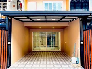 Casa adosada en venta de 3 habitaciones en Bang Kapi, Bangkok