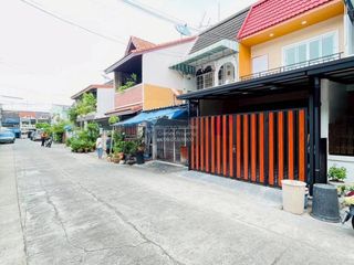 Casa adosada en venta de 3 habitaciones en Bang Kapi, Bangkok