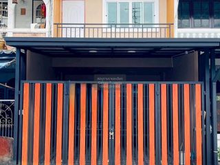 Casa adosada en venta de 3 habitaciones en Bang Kapi, Bangkok