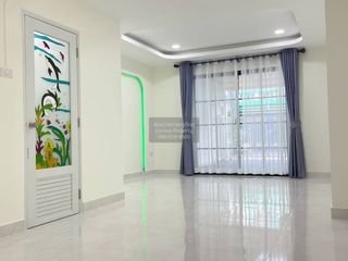 À vendre 3 chambres maison de ville à Thanyaburi, Pathum Thani