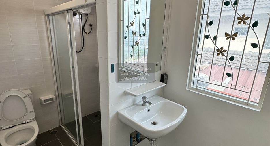For sale 2 bedrooms townhouse in Mueang Pathum Thani, Pathum Thani