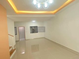 Casa adosada en venta de 3 habitaciones en Khlong Luang, Pathum Thani