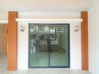 Casa adosada en venta de 3 habitaciones en Khlong Luang, Pathum Thani