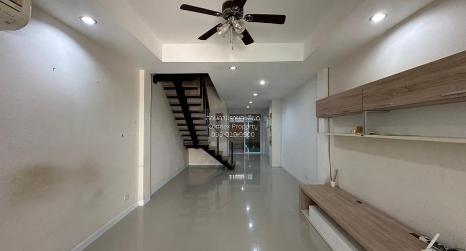 Casa adosada en venta de 4 habitaciones en Wang Thonglang, Bangkok