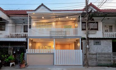 For sale 5 bedrooms townhouse in Mueang Nonthaburi, Nonthaburi