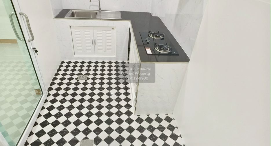 For sale 2 bedrooms townhouse in Mueang Samut Prakan, Samut Prakan