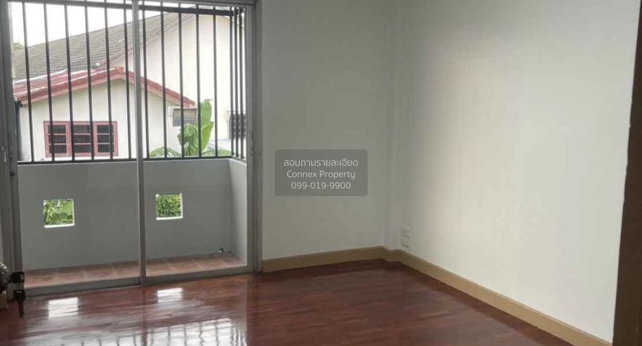 Casa adosada en venta de 3 habitaciones en Bang Kapi, Bangkok