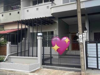 Casa adosada en venta de 3 habitaciones en Bang Kapi, Bangkok