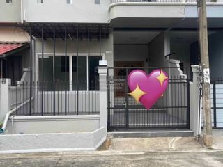 Casa adosada en venta de 3 habitaciones en Bang Kapi, Bangkok
