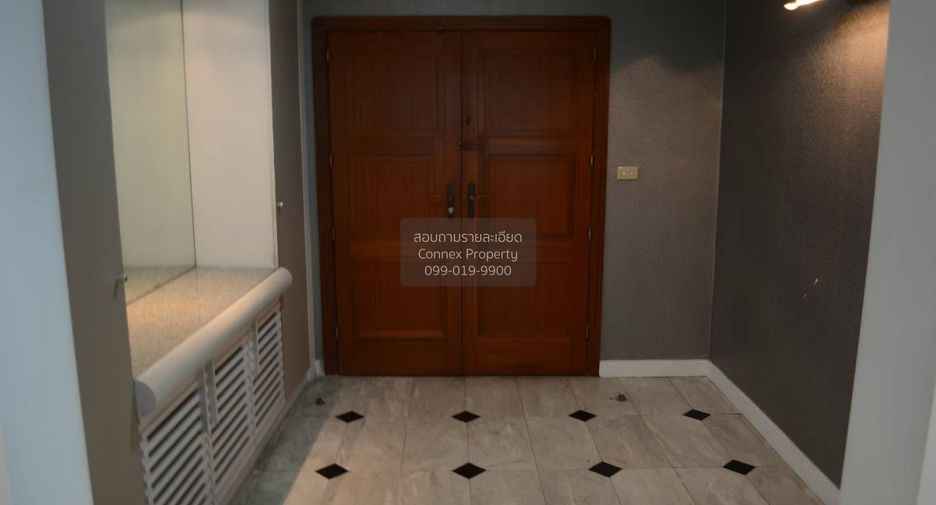 For sale 3 bedrooms condo in Khlong Toei, Bangkok