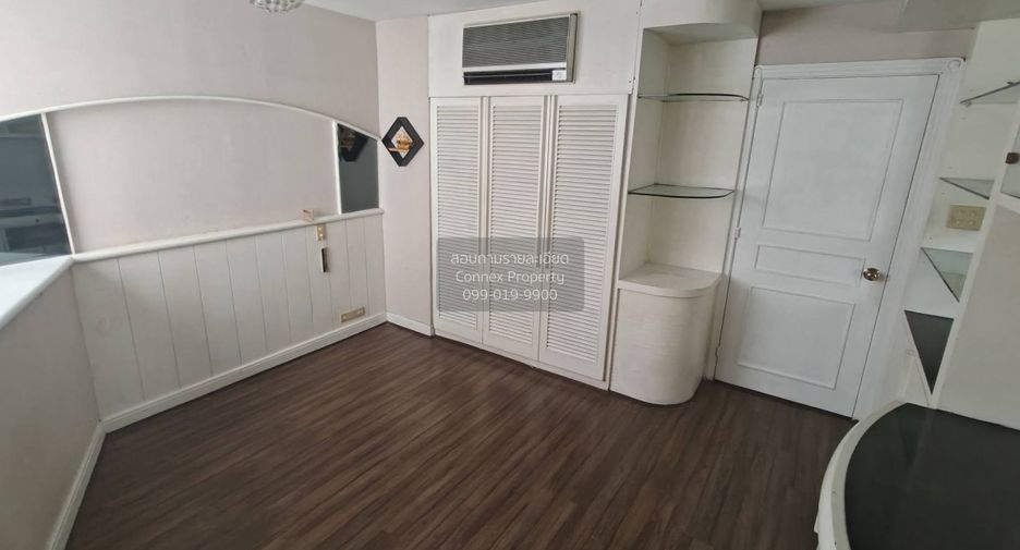 For sale 3 bedrooms condo in Khlong Toei, Bangkok