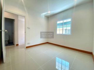 Casa adosada en venta de 3 habitaciones en Khlong Luang, Pathum Thani