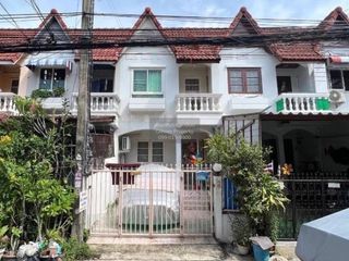 À vendre 2 chambres maison de ville à Phra Khanong, Bangkok