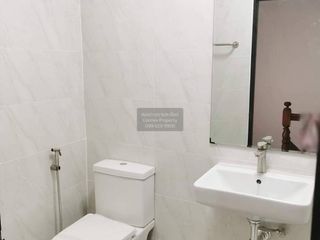 Casa adosada en venta de 5 habitaciones en Krathum Baen, Samut Sakhon