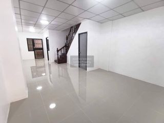 Casa adosada en venta de 5 habitaciones en Krathum Baen, Samut Sakhon
