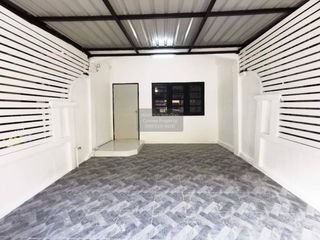 Casa adosada en venta de 5 habitaciones en Krathum Baen, Samut Sakhon