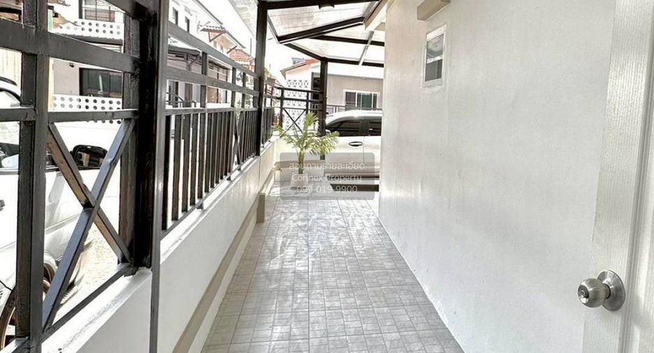 Casa adosada en venta de 3 habitaciones en Khlong Luang, Pathum Thani