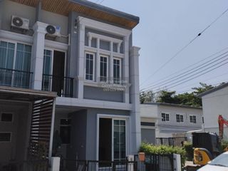 À vendre 3 chambres maison de ville à Chom Thong, Bangkok