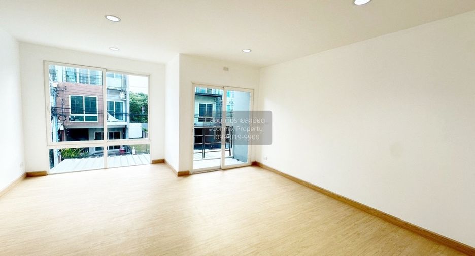 For sale 4 bedrooms townhouse in Khan Na Yao, Bangkok