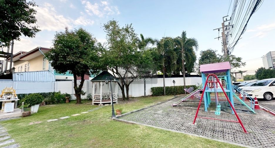 For sale 4 bedrooms townhouse in Khan Na Yao, Bangkok