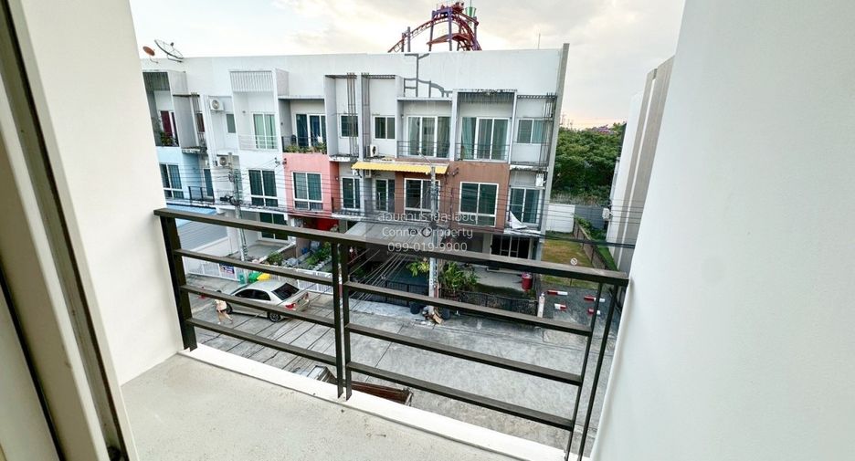 For sale 4 bedrooms townhouse in Khan Na Yao, Bangkok