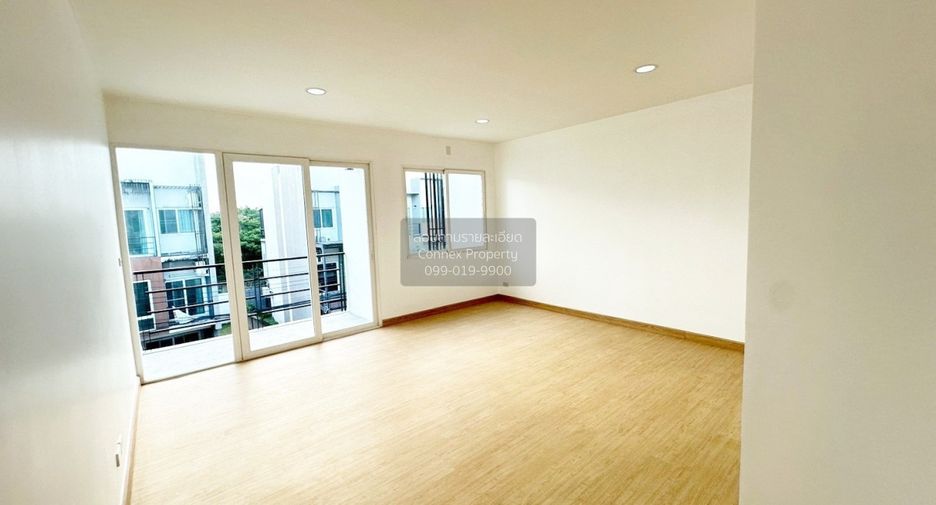 For sale 4 bedrooms townhouse in Khan Na Yao, Bangkok