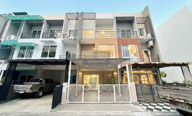 For sale 4 bedrooms townhouse in Khan Na Yao, Bangkok