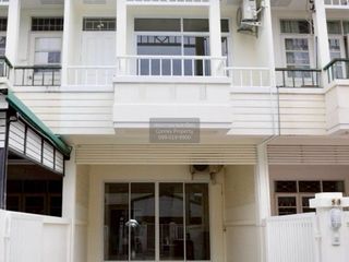 Casa adosada en venta de 3 habitaciones en Bang Kapi, Bangkok