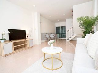 Casa adosada en venta de 3 habitaciones en Bang Kapi, Bangkok