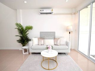 Casa adosada en venta de 3 habitaciones en Bang Kapi, Bangkok