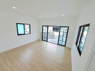 Casa adosada en venta de 3 habitaciones en Nong Khaem, Bangkok
