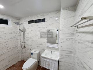 Casa adosada en venta de 6 habitaciones en Bang Kapi, Bangkok