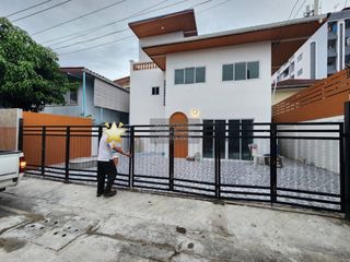 Casa adosada en venta de 6 habitaciones en Bang Kapi, Bangkok