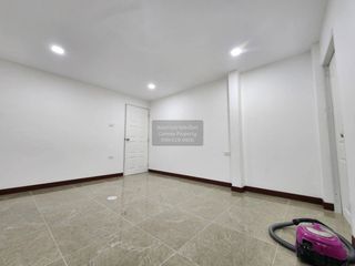 Casa adosada en venta de 6 habitaciones en Bang Kapi, Bangkok
