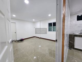 Casa adosada en venta de 6 habitaciones en Bang Kapi, Bangkok