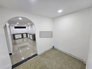 Casa adosada en venta de 6 habitaciones en Bang Kapi, Bangkok