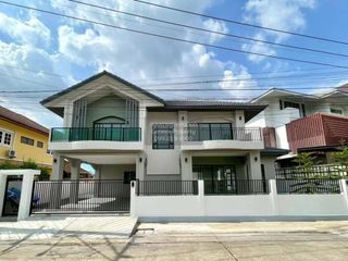 For sale 3 bedrooms house in Bang Kapi, Bangkok
